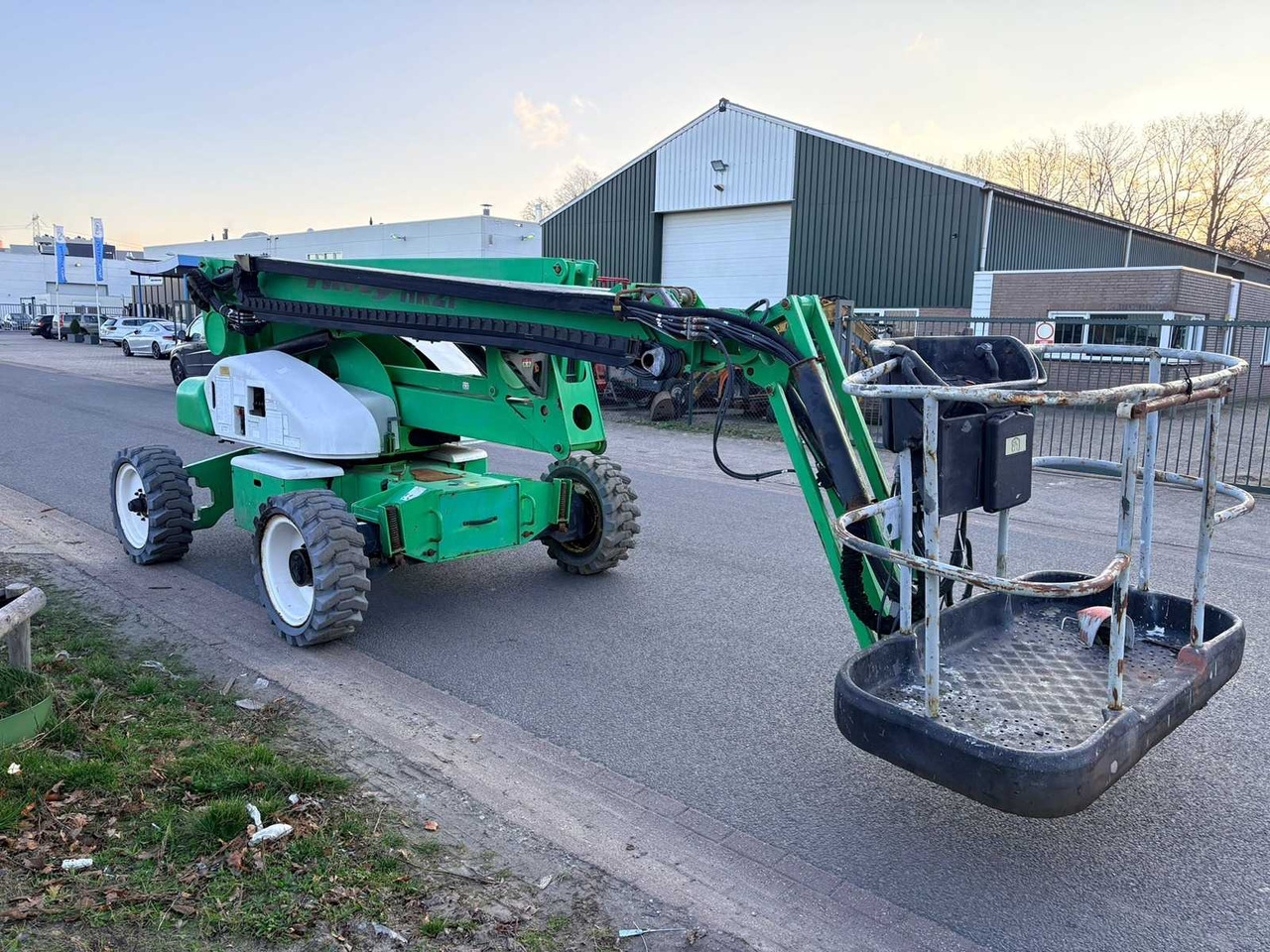 NIFTY - 2010 - HR 21 DE 2WD - AERIAL PLATFORM - Nacelle: photos 3 NIFTY - 2010 - HR 21 DE 2WD - AERIAL PLATFORM - Nacelle: photos 3