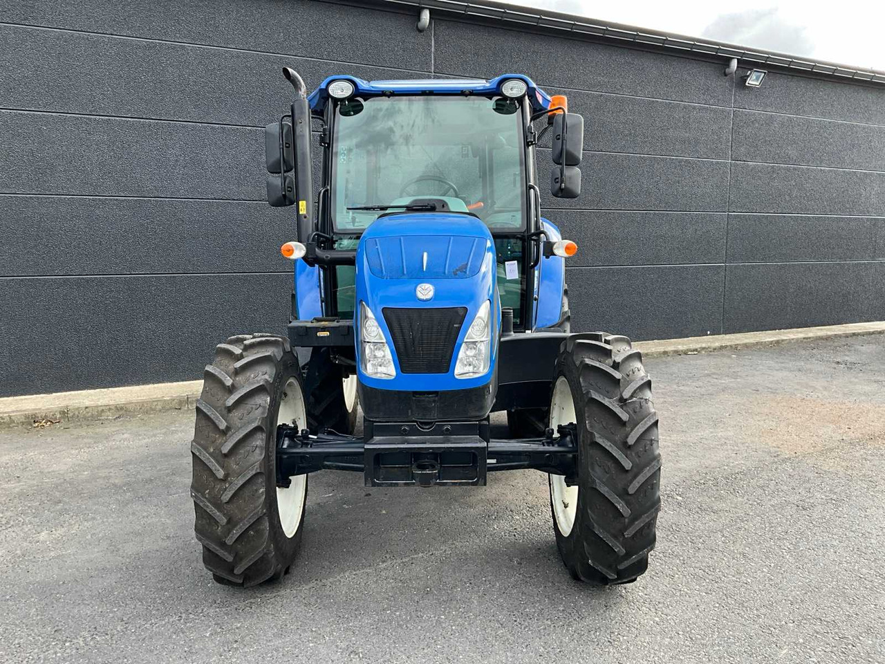 New Holland TD5.85 - Tracteur agricole: photos 2 New Holland TD5.85 - Tracteur agricole: photos 2