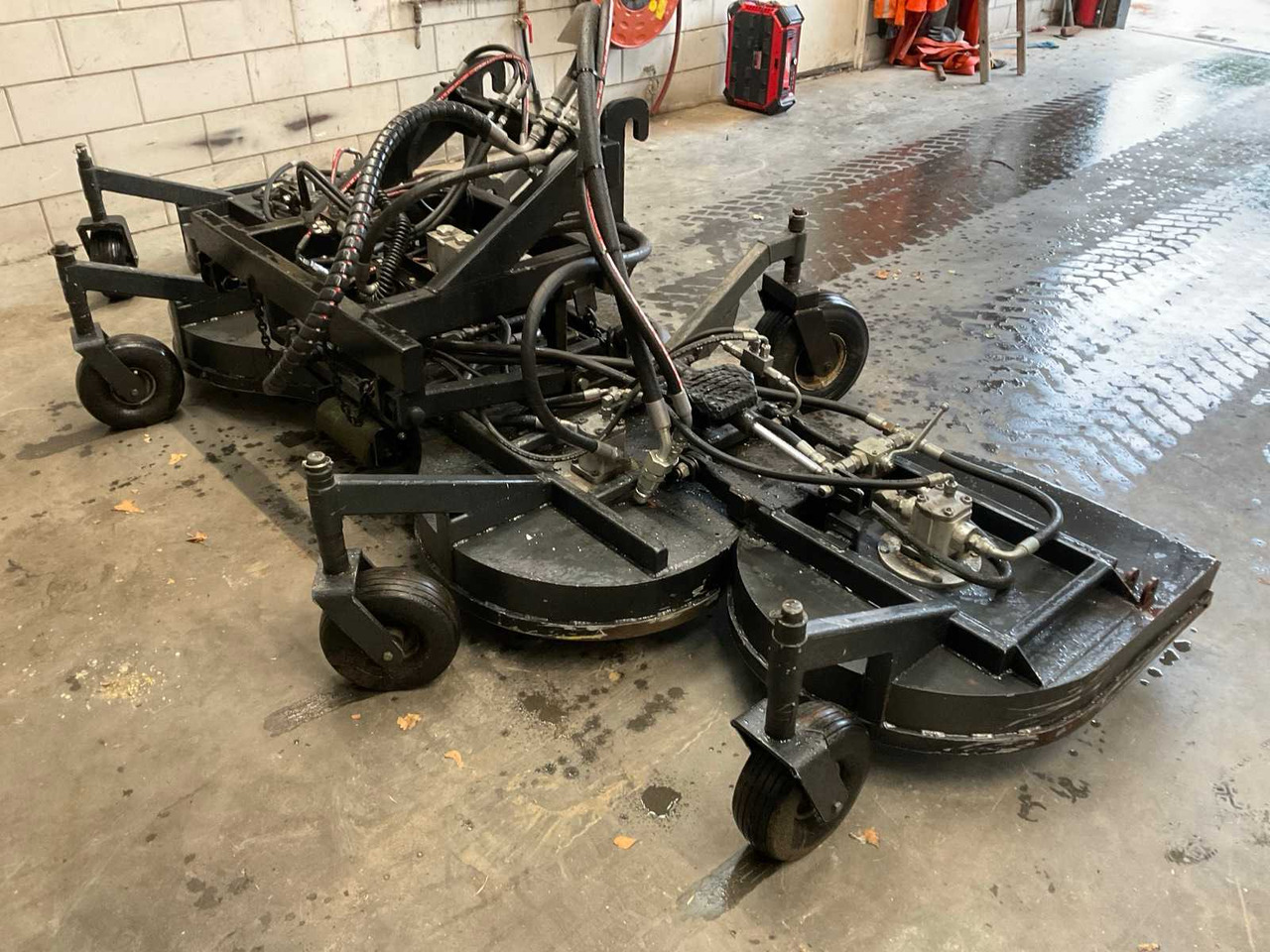 Rotary mower, hydraulically driven - Broyeur/ Épareuse: photos 1 Rotary mower, hydraulically driven - Broyeur/ Épareuse: photos 1