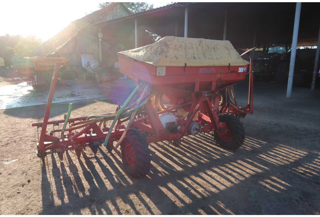 SPU 32 SPU 32 - Seeder - 2006 - 02B-DNL  (163) - Semoir/ Planteuse: photos 4 SPU 32 SPU 32 - Seeder - 2006 - 02B-DNL  (163) - Semoir/ Planteuse: photos 4