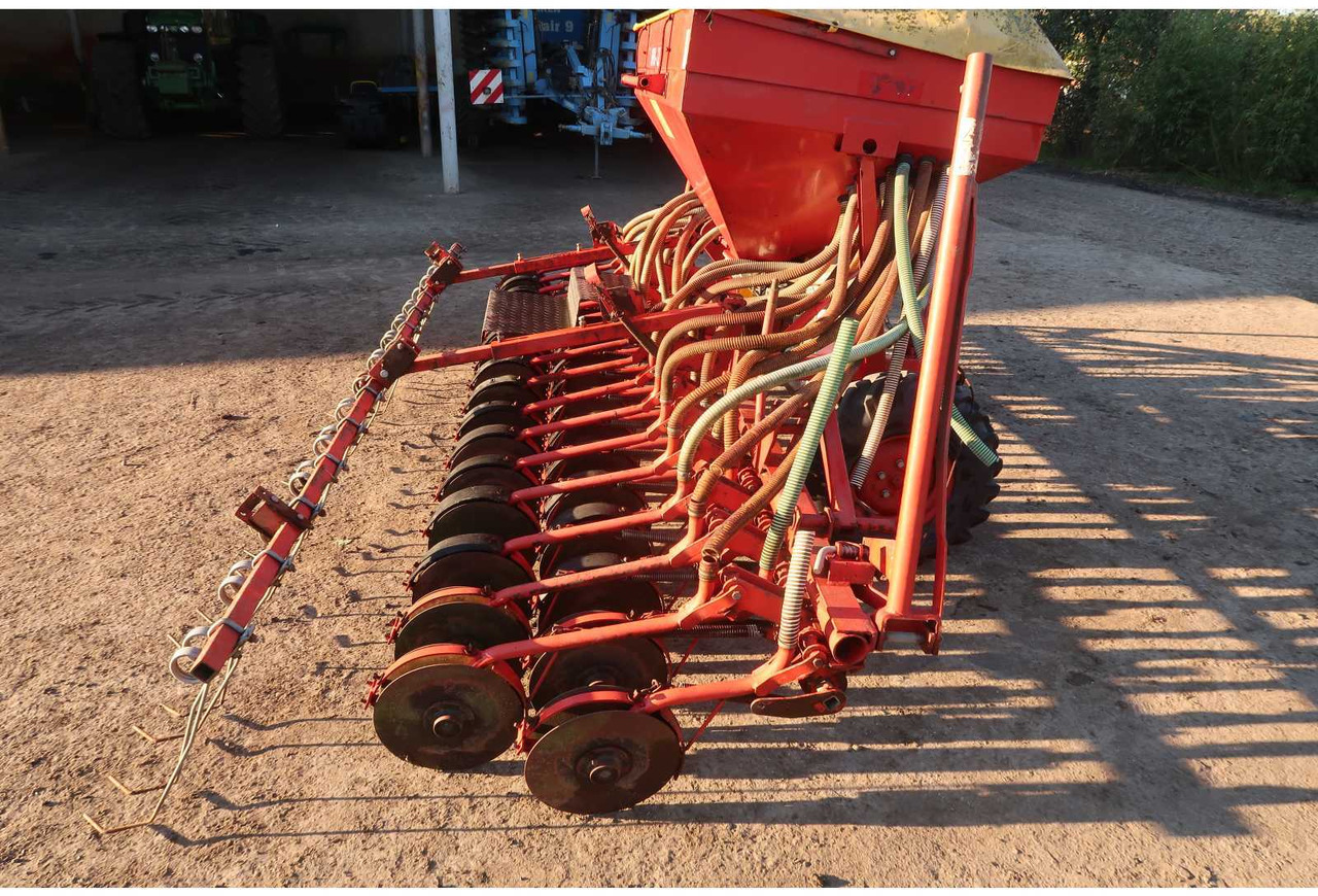 SPU 32 SPU 32 - Seeder - 2006 - 02B-DNL  (163) - Semoir/ Planteuse: photos 5 SPU 32 SPU 32 - Seeder - 2006 - 02B-DNL  (163) - Semoir/ Planteuse: photos 5