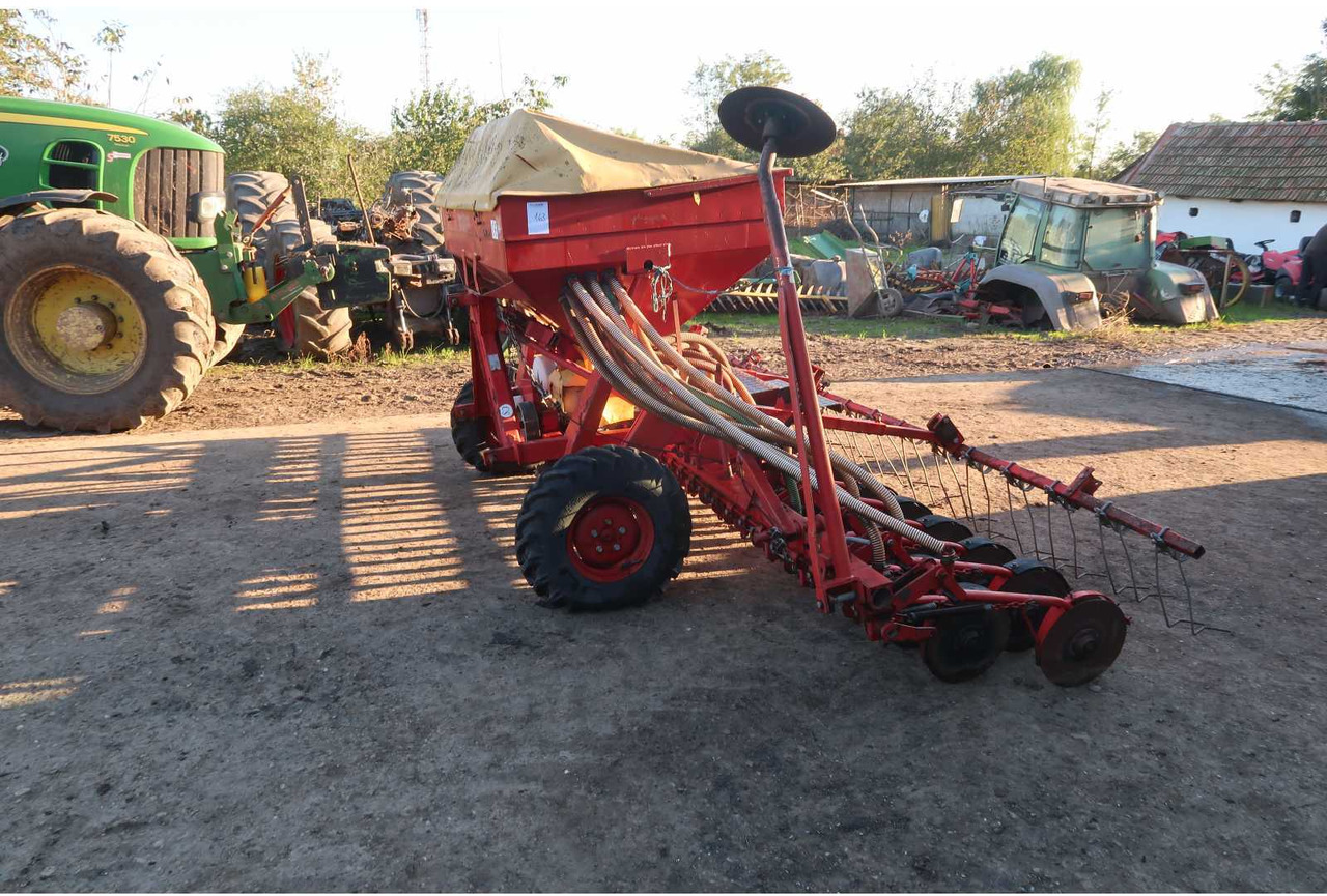 SPU 32 SPU 32 - Seeder - 2006 - 02B-DNL  (163) - Semoir/ Planteuse: photos 3 SPU 32 SPU 32 - Seeder - 2006 - 02B-DNL  (163) - Semoir/ Planteuse: photos 3