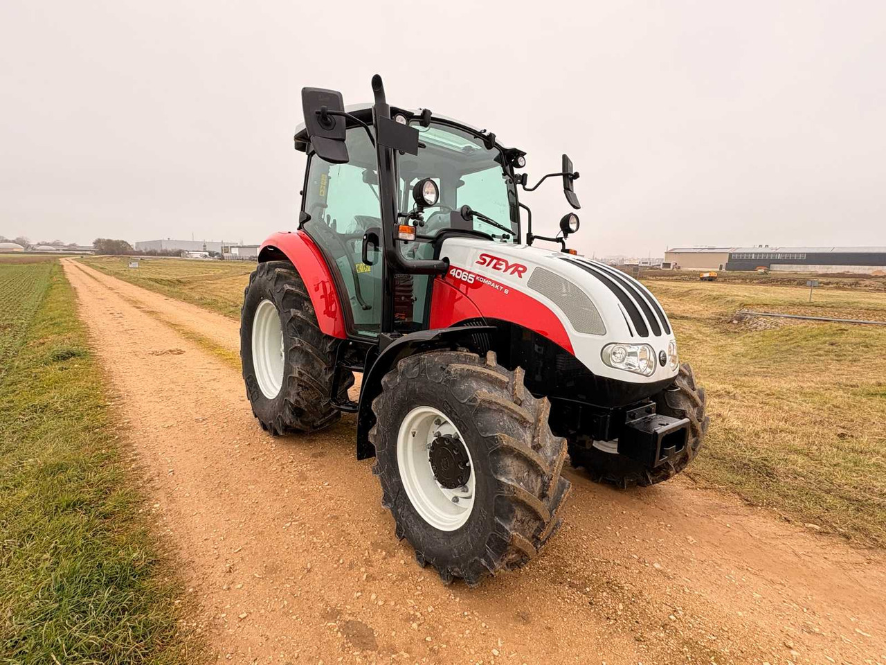 STEYR 4065 S - COMPACT ALL-WHEEL DRIVE TRACTOR (2022) - Tracteur agricole: photos 3 STEYR 4065 S - COMPACT ALL-WHEEL DRIVE TRACTOR (2022) - Tracteur agricole: photos 3