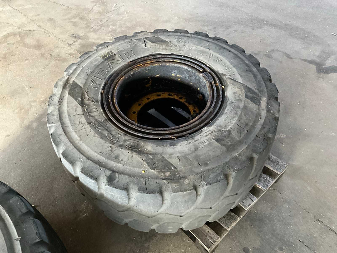 TYRES WITH RIMS (2X) - Chargeuse sur pneus: photos 5 TYRES WITH RIMS (2X) - Chargeuse sur pneus: photos 5