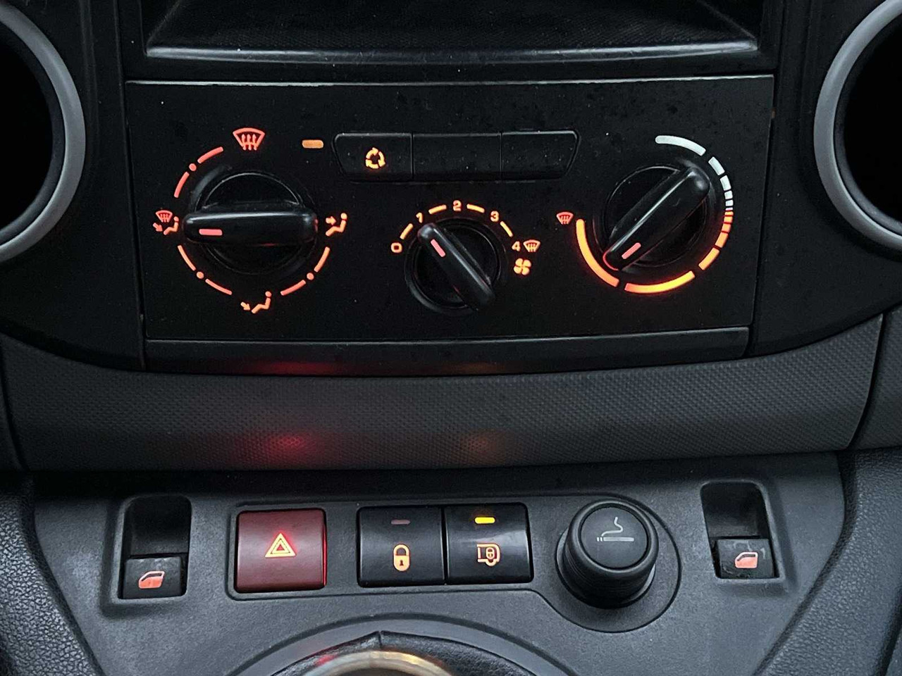 Véhicule utilitaire CITROEN BERLINGO 1.6 HDI 500 COMFORT | VD-091-R I: photos 16 Véhicule utilitaire CITROEN BERLINGO 1.6 HDI 500 COMFORT | VD-091-R I: photos 16