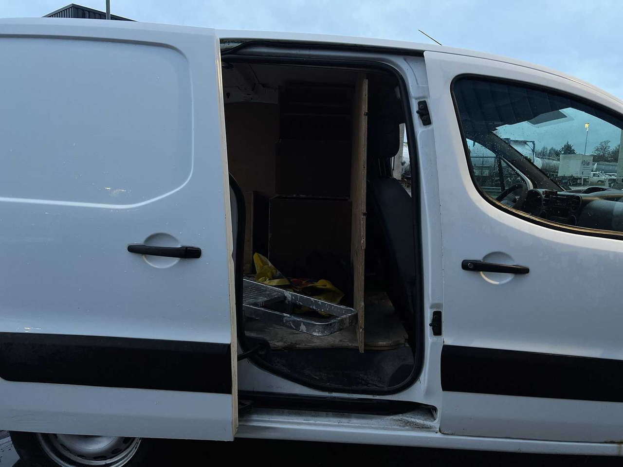 Véhicule utilitaire CITROEN BERLINGO 1.6 HDI 500 COMFORT | VD-091-R I: photos 22 Véhicule utilitaire CITROEN BERLINGO 1.6 HDI 500 COMFORT | VD-091-R I: photos 22