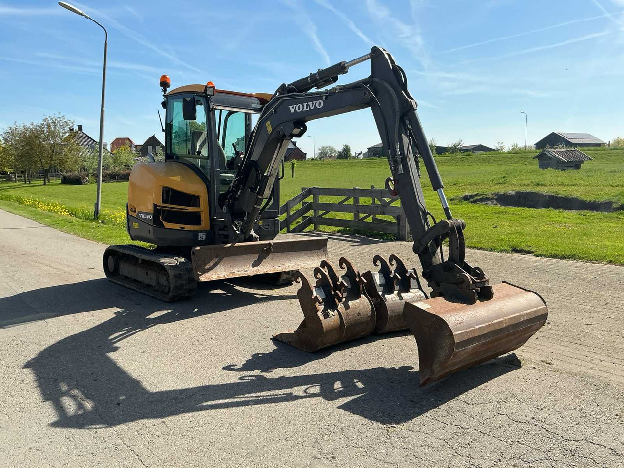 Volvo ECR35D - Pelle sur chenille: photos 3 Volvo ECR35D - Pelle sur chenille: photos 3