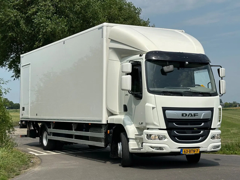 DAF LF 210 LF210.14. EURO6. 2022. 183401km 805x248x248. Bakwagen met Laadklep 2500kg - Camion fourgon: photos 2 DAF LF 210 LF210.14. EURO6. 2022. 183401km 805x248x248. Bakwagen met Laadklep 2500kg - Camion fourgon: photos 2