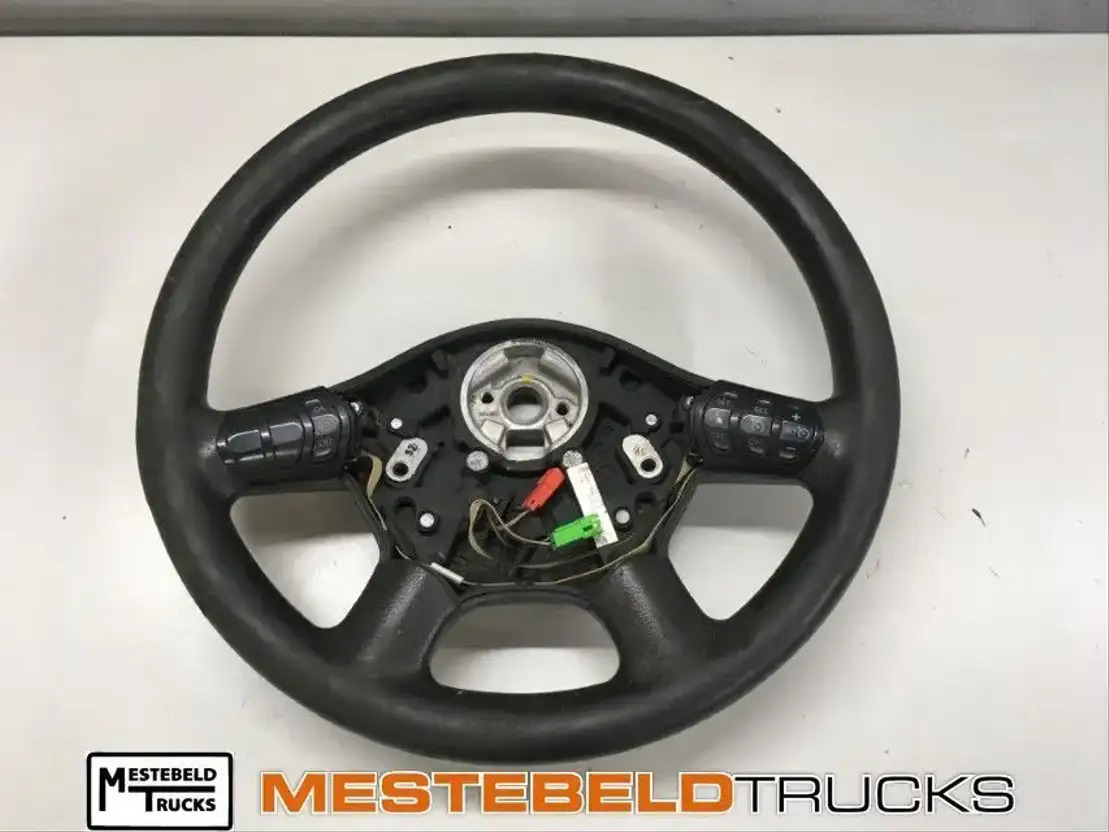 DAF Stuurwiel met 4 schakelaars LF 45 - Commande de gouvernail pour Camion: photos 1 DAF Stuurwiel met 4 schakelaars LF 45 - Commande de gouvernail pour Camion: photos 1