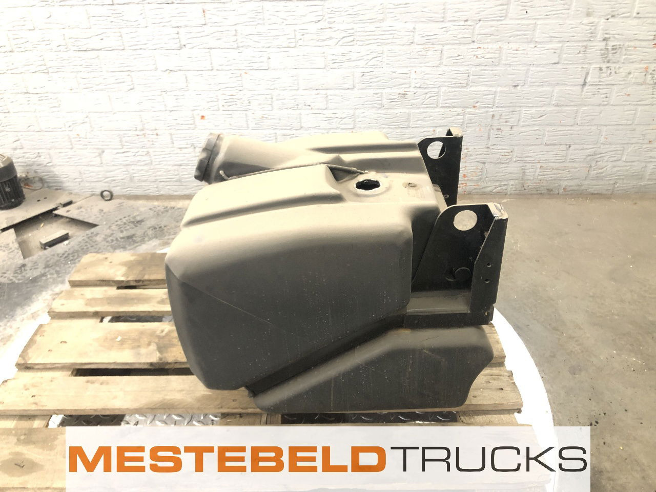 Renault Brandstoftank kunststof 125 liter Midlum - Préparation du carburant pour Camion: photos 1 Renault Brandstoftank kunststof 125 liter Midlum - Préparation du carburant pour Camion: photos 1