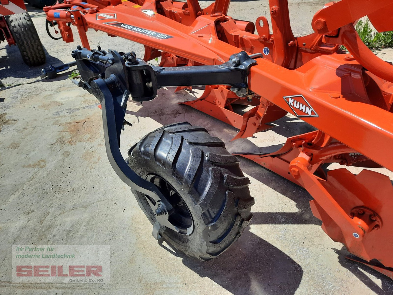 Kuhn Vari-Master 123 NSH 4E LPo - Charrue: photos 3 Kuhn Vari-Master 123 NSH 4E LPo - Charrue: photos 3