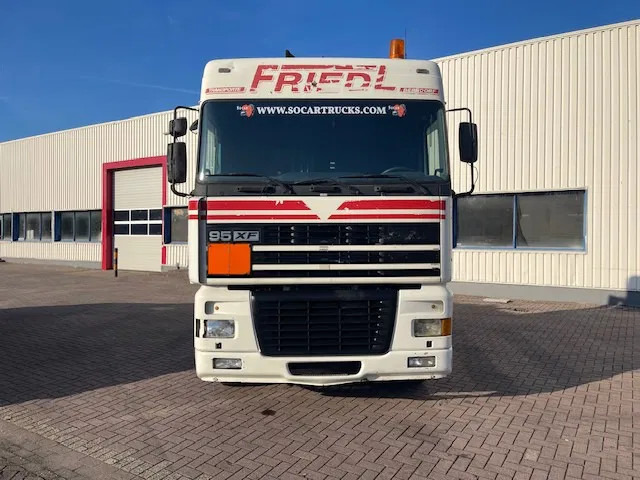 DAF XF 95.430 Manual-Gear Euro 3 - Tracteur routier: photos 2 DAF XF 95.430 Manual-Gear Euro 3 - Tracteur routier: photos 2