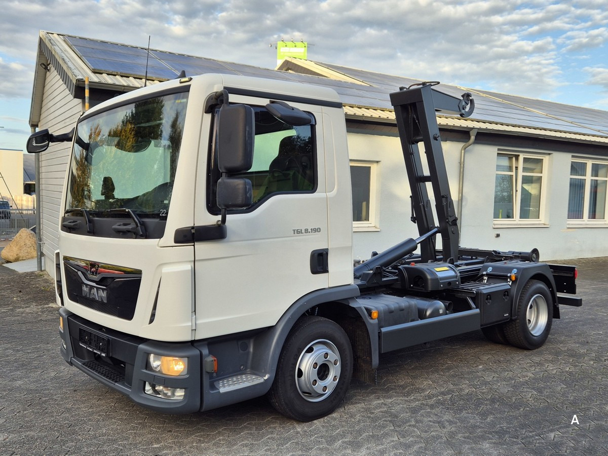 MAN TGL 8.190 BL City Abrollkipper Aut., 2 x AHK sof - Camion ampliroll: photos 1 MAN TGL 8.190 BL City Abrollkipper Aut., 2 x AHK sof - Camion ampliroll: photos 1
