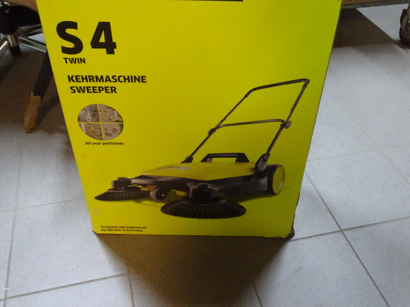 Balayeuse mécanique KARCHER S 4 Twin - Balayeuse industrielle: photos 1 Balayeuse mécanique KARCHER S 4 Twin - Balayeuse industrielle: photos 1
