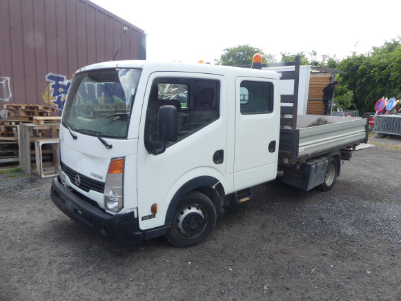 Camionnette double cabine et benne tri benne Nissan Cabstar (2009-215.641 km) - Camion benne: photos 1 Camionnette double cabine et benne tri benne Nissan Cabstar (2009-215.641 km) - Camion benne: photos 1