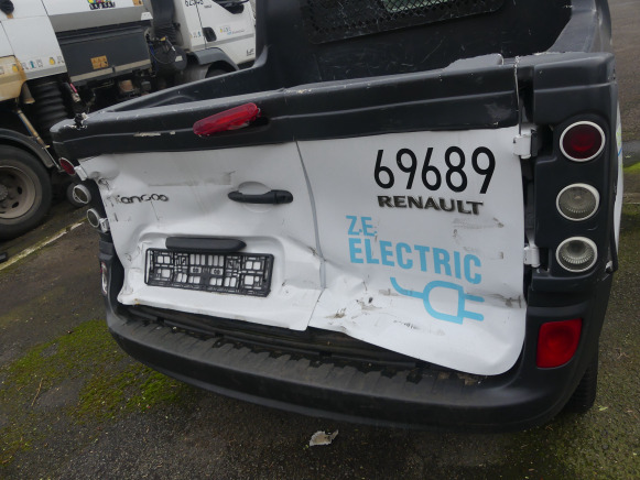 REF:69689 - Voiture pickup électrique Renault FW (accidenté) - Pick-up: photos 5 REF:69689 - Voiture pickup électrique Renault FW (accidenté) - Pick-up: photos 5