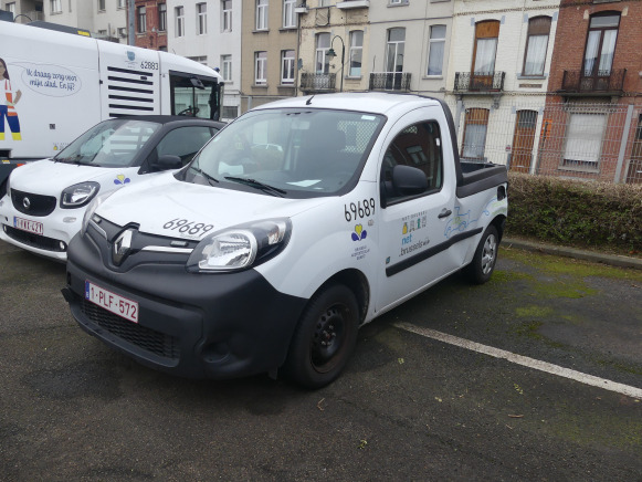 REF:69689 - Voiture pickup électrique Renault FW (accidenté) - Pick-up: photos 1 REF:69689 - Voiture pickup électrique Renault FW (accidenté) - Pick-up: photos 1