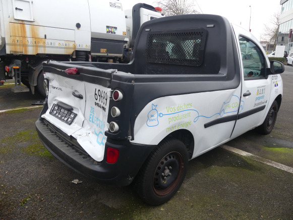 REF:69689 - Voiture pickup électrique Renault FW (accidenté) - Pick-up: photos 4 REF:69689 - Voiture pickup électrique Renault FW (accidenté) - Pick-up: photos 4