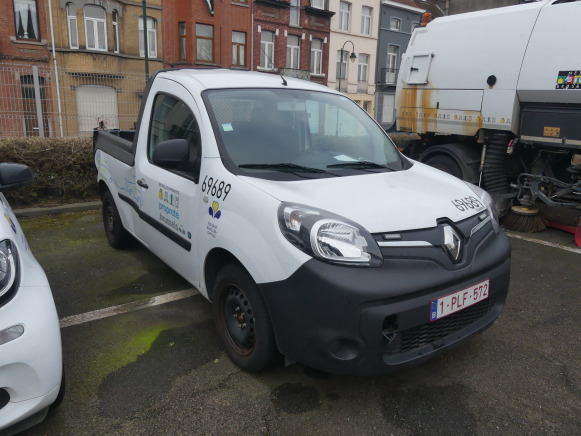 REF:69689 - Voiture pickup électrique Renault FW (accidenté) - Pick-up: photos 3 REF:69689 - Voiture pickup électrique Renault FW (accidenté) - Pick-up: photos 3