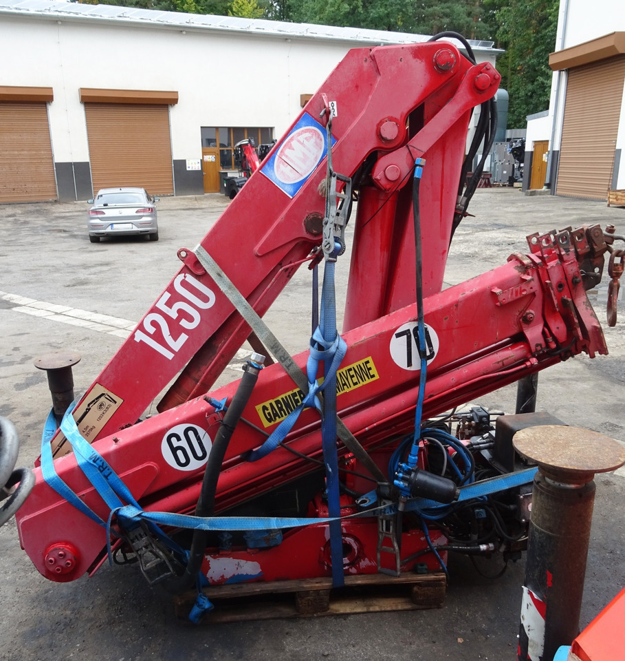 HMF 1250 K3 crane with remote control, 15 m, Funk, Ladekran, Kran PALFINGER - Grue auxiliaire: photos 1 HMF 1250 K3 crane with remote control, 15 m, Funk, Ladekran, Kran PALFINGER - Grue auxiliaire: photos 1