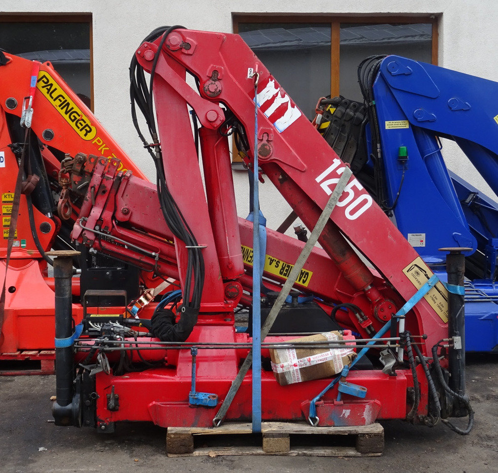 HMF 1250 K3 crane with remote control, 15 m, Funk, Ladekran, Kran PALFINGER - Grue auxiliaire: photos 2 HMF 1250 K3 crane with remote control, 15 m, Funk, Ladekran, Kran PALFINGER - Grue auxiliaire: photos 2