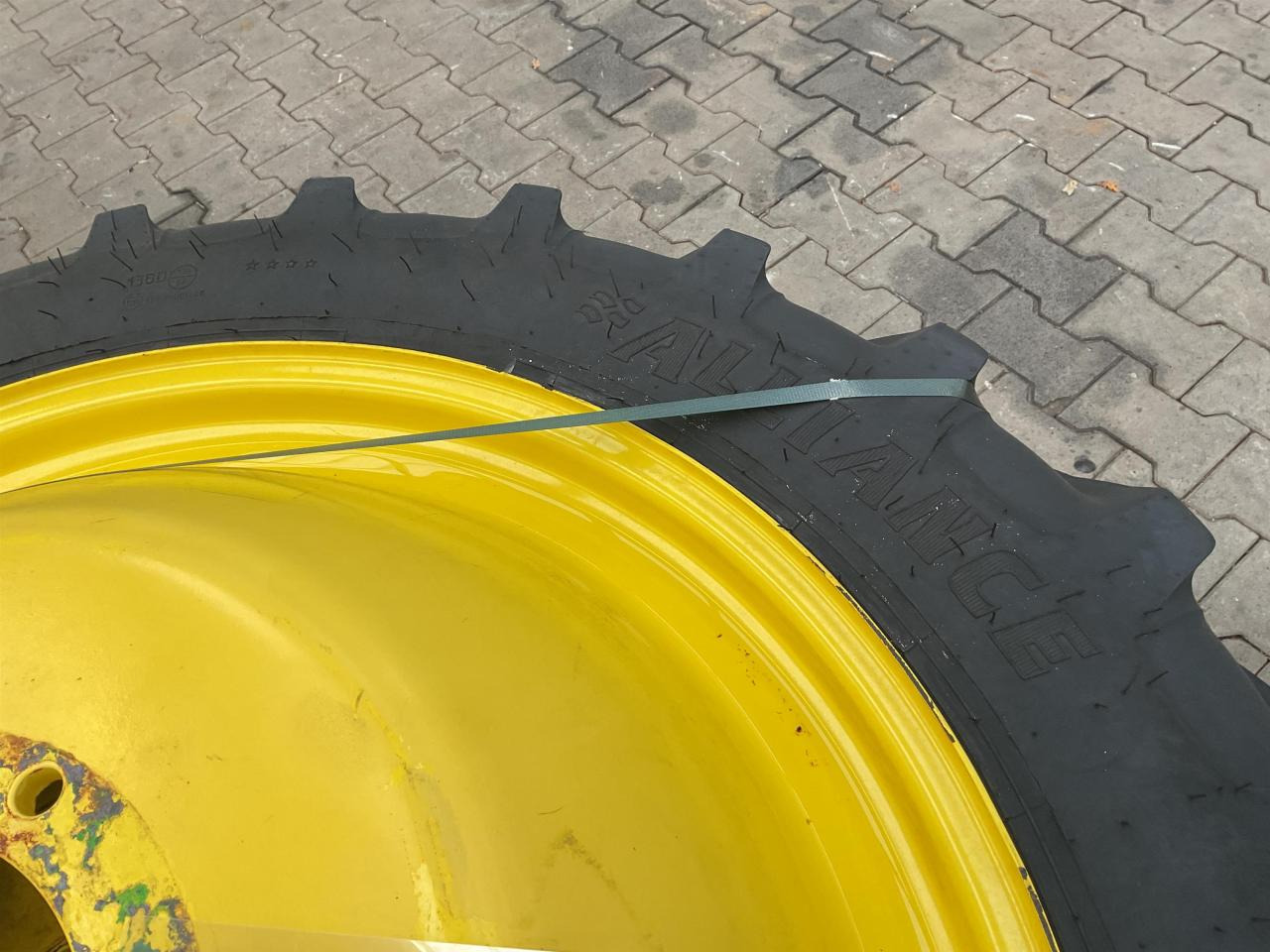 Alliance 270/95R36 - Pneu pour Machine agricole: photos 2 Alliance 270/95R36 - Pneu pour Machine agricole: photos 2