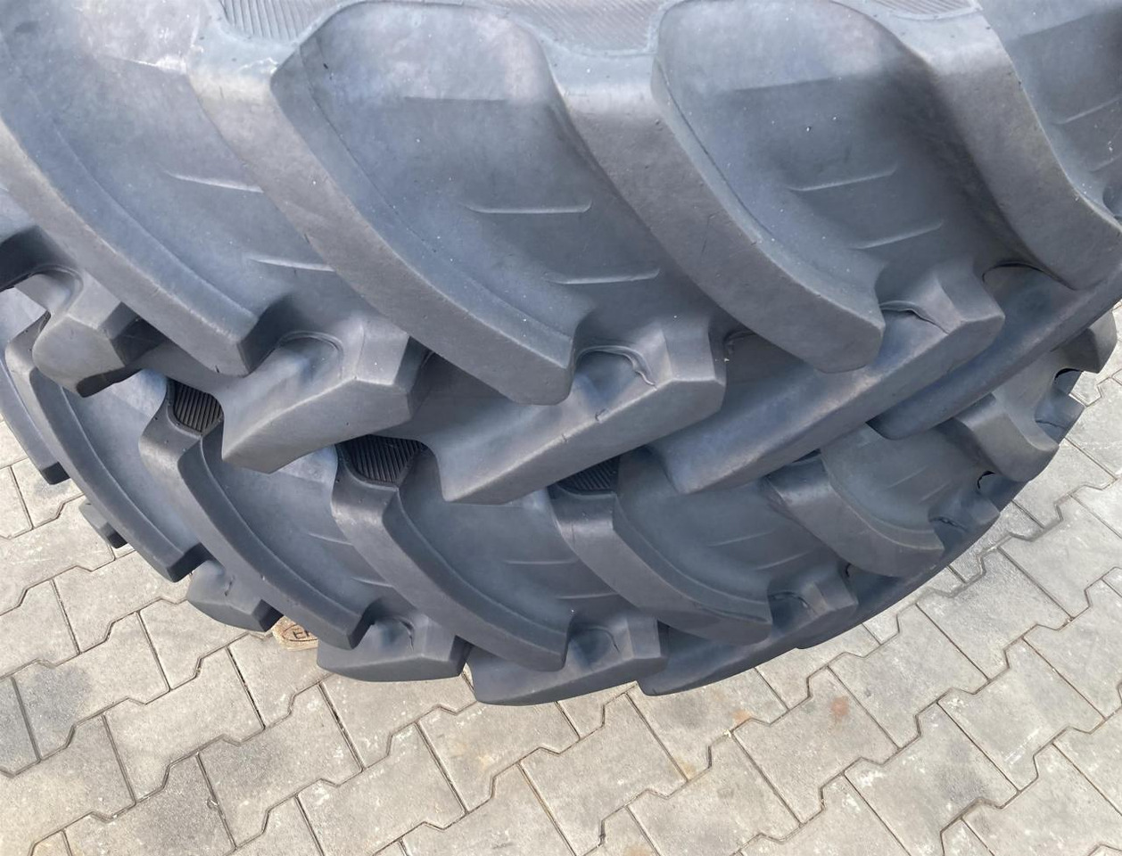 Alliance 380/85R34 - Pneu pour Machine agricole: photos 2 Alliance 380/85R34 - Pneu pour Machine agricole: photos 2