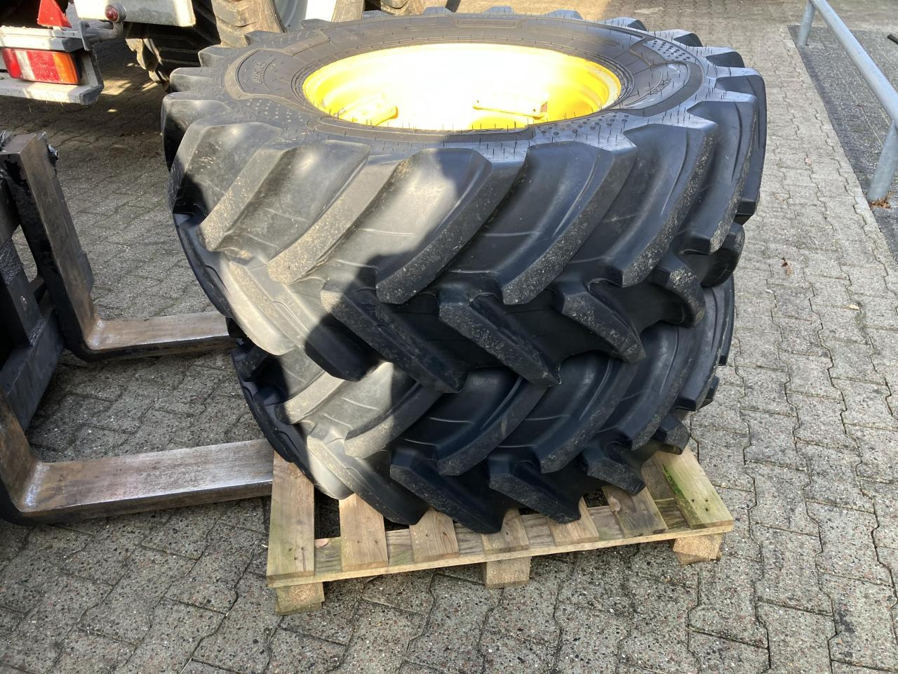 Alliance 420/70R24 - Pneu pour Machine agricole: photos 1 Alliance 420/70R24 - Pneu pour Machine agricole: photos 1