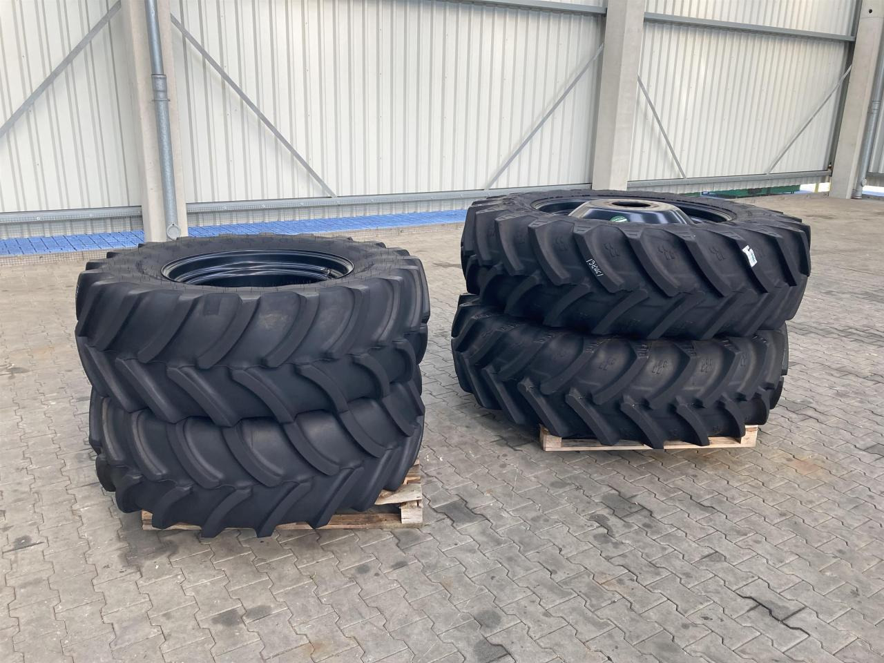 Alliance 480R30 & 520R42 - Pneu pour Machine agricole: photos 1 Alliance 480R30 & 520R42 - Pneu pour Machine agricole: photos 1