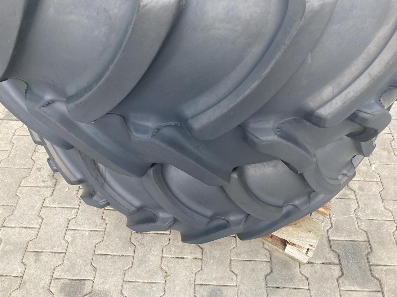 Alliance 480R30 & 520R42 - Pneu pour Machine agricole: photos 4 Alliance 480R30 & 520R42 - Pneu pour Machine agricole: photos 4