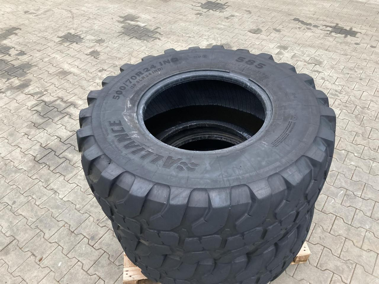 Alliance 500/70R24 - Pneu pour Machine agricole: photos 4 Alliance 500/70R24 - Pneu pour Machine agricole: photos 4