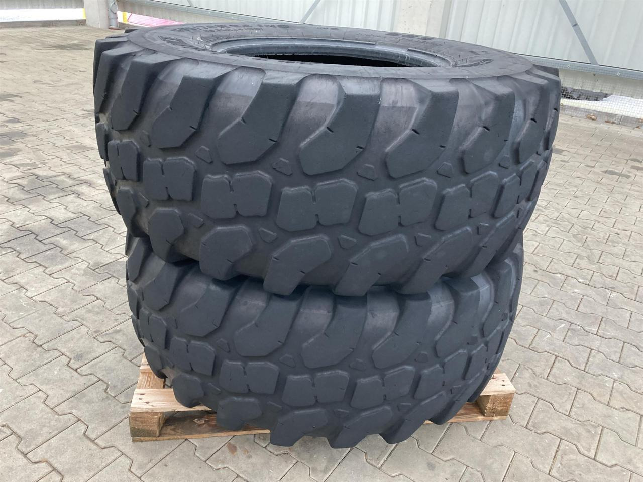 Alliance 500/70R24 - Pneu pour Machine agricole: photos 1 Alliance 500/70R24 - Pneu pour Machine agricole: photos 1