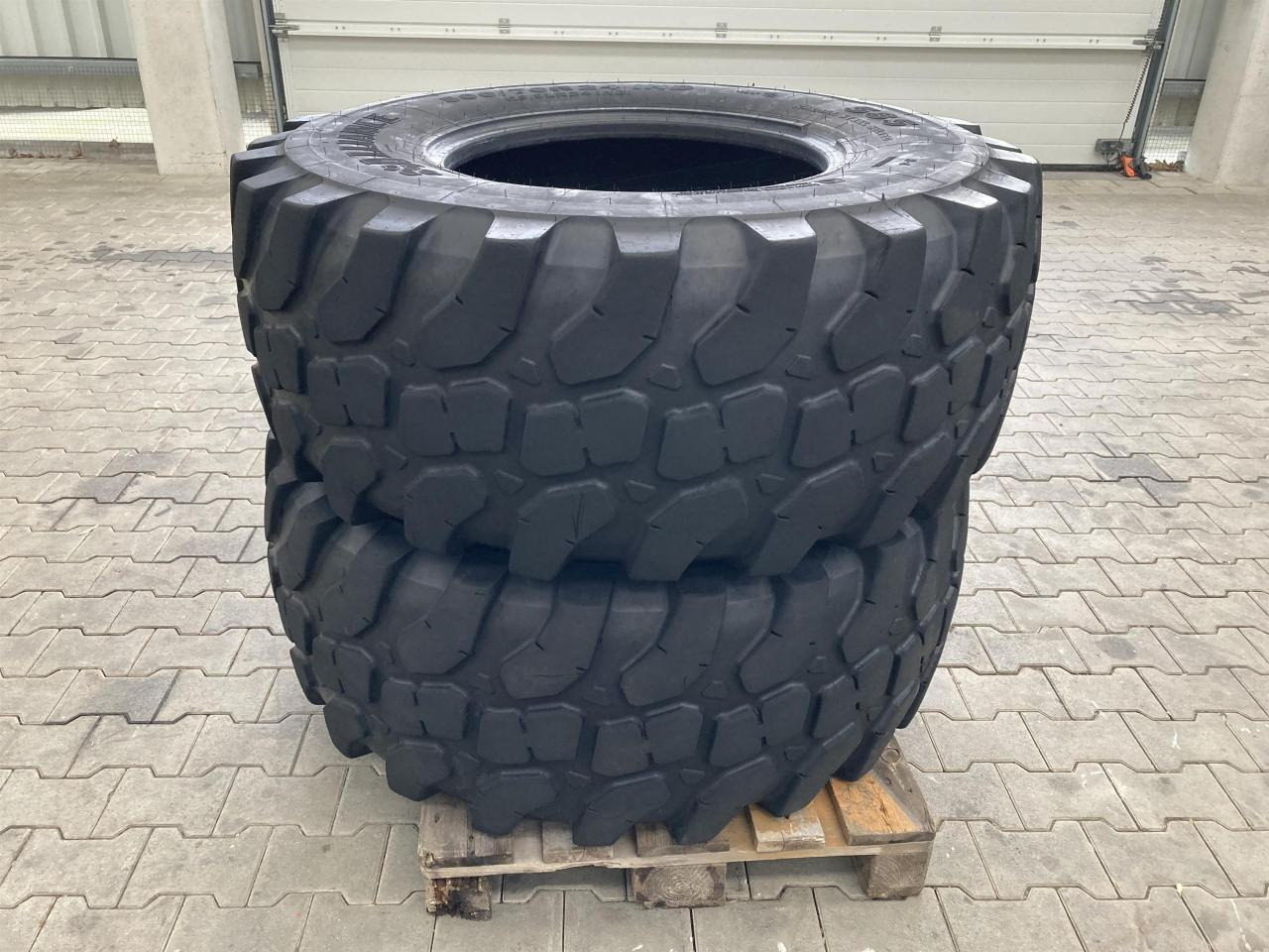 Alliance 500/70R24 - Pneu pour Machine agricole: photos 2 Alliance 500/70R24 - Pneu pour Machine agricole: photos 2