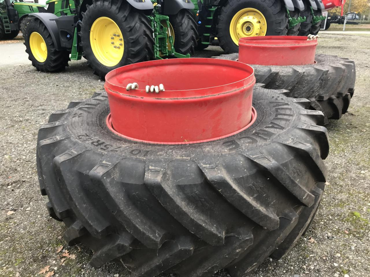Alliance 710/75R42 - Pneu pour Machine agricole: photos 1 Alliance 710/75R42 - Pneu pour Machine agricole: photos 1