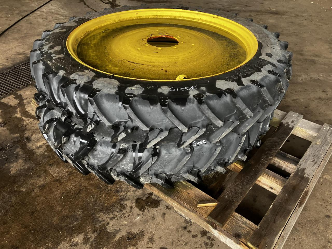BKT 270/95R48 - Pneu pour Machine agricole: photos 1 BKT 270/95R48 - Pneu pour Machine agricole: photos 1
