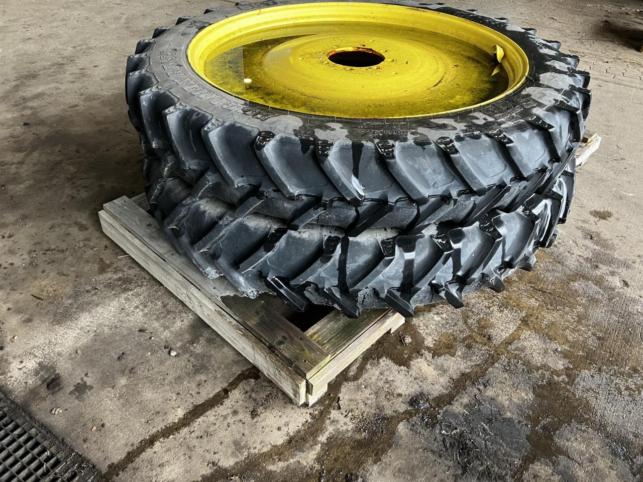 BKT 270/95R48 - Pneu pour Machine agricole: photos 2 BKT 270/95R48 - Pneu pour Machine agricole: photos 2