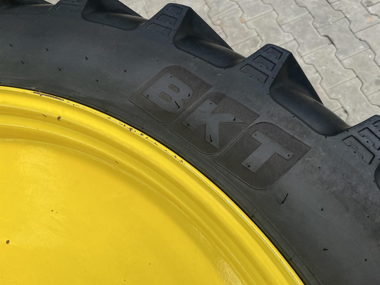 BKT 340/85R48 - Pneu pour Machine agricole: photos 3 BKT 340/85R48 - Pneu pour Machine agricole: photos 3
