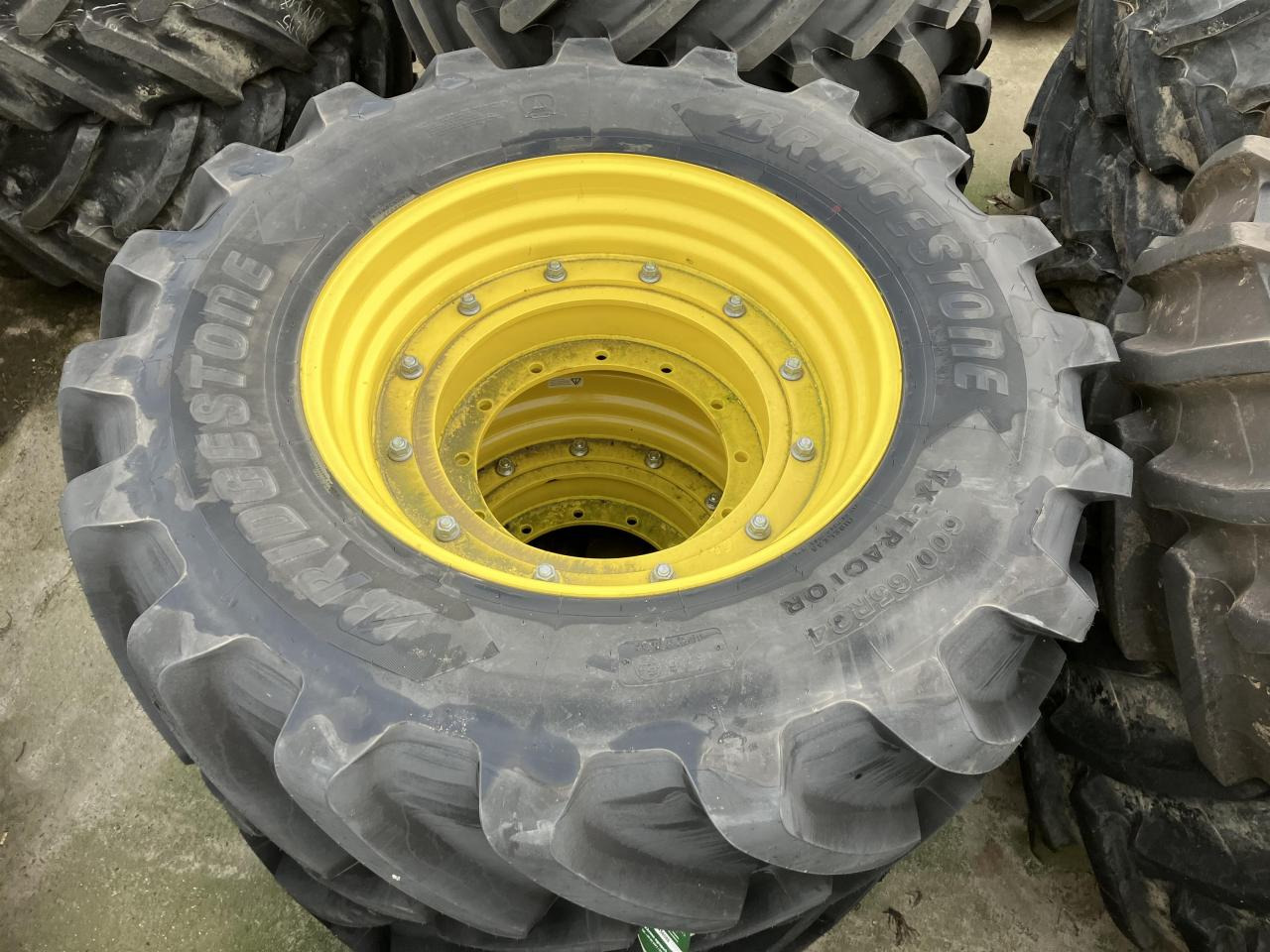 Bridgestone 600/65R34 - Pneu pour Machine agricole: photos 3 Bridgestone 600/65R34 - Pneu pour Machine agricole: photos 3