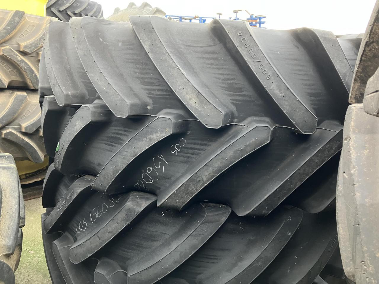 Bridgestone 600/65R34 - Pneu pour Machine agricole: photos 1 Bridgestone 600/65R34 - Pneu pour Machine agricole: photos 1