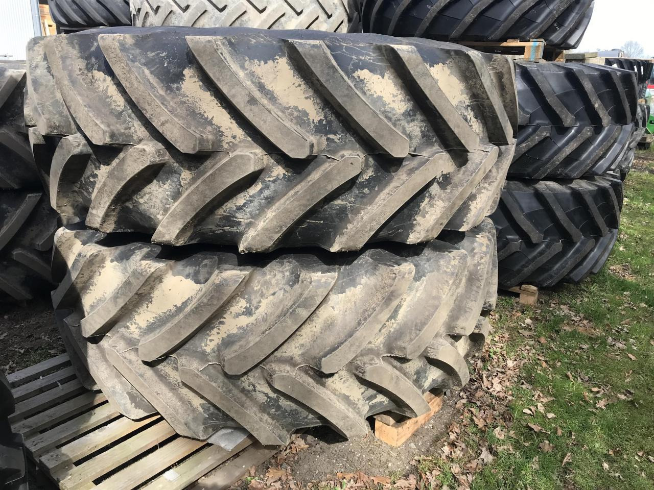 Bridgestone 710/75R42 - Pneu pour Machine agricole: photos 1 Bridgestone 710/75R42 - Pneu pour Machine agricole: photos 1