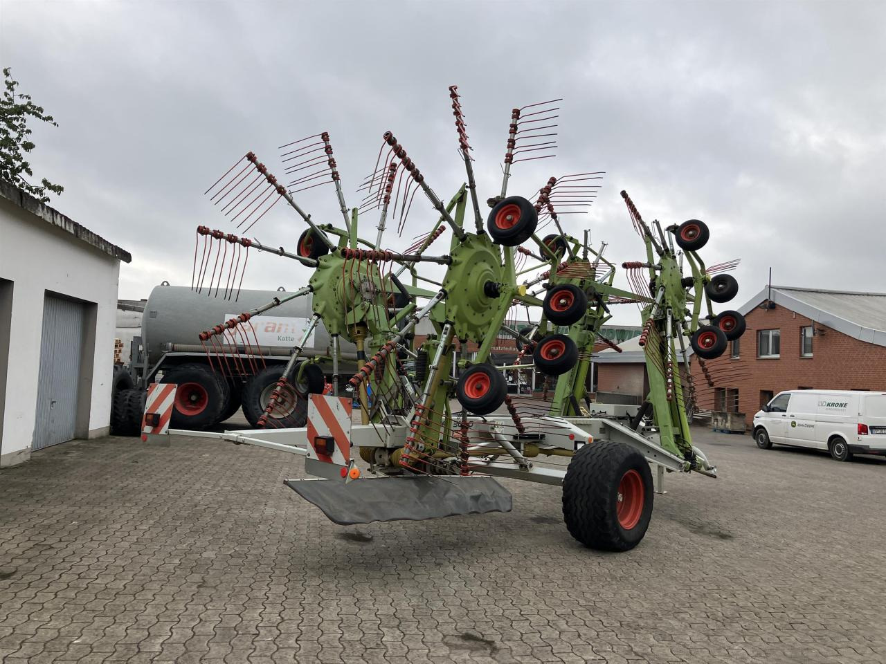 CLAAS Liner 3000 - Faneuse: photos 4 CLAAS Liner 3000 - Faneuse: photos 4