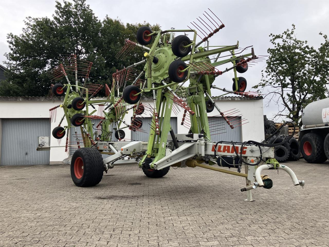 CLAAS Liner 3000 - Faneuse: photos 1 CLAAS Liner 3000 - Faneuse: photos 1