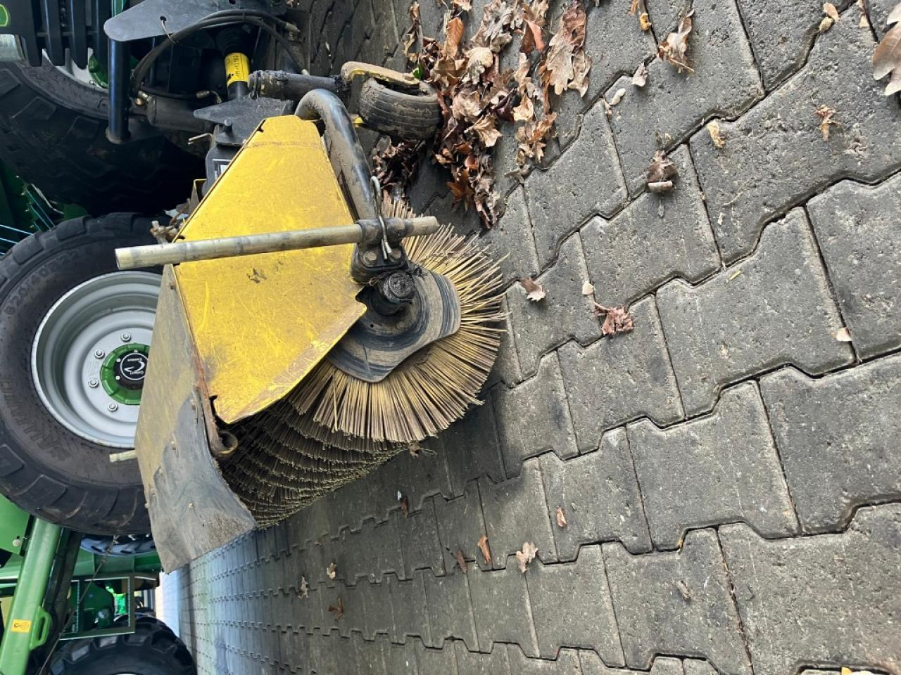 John Deere 52 inch Broom - Brosse: photos 1 John Deere 52 inch Broom - Brosse: photos 1