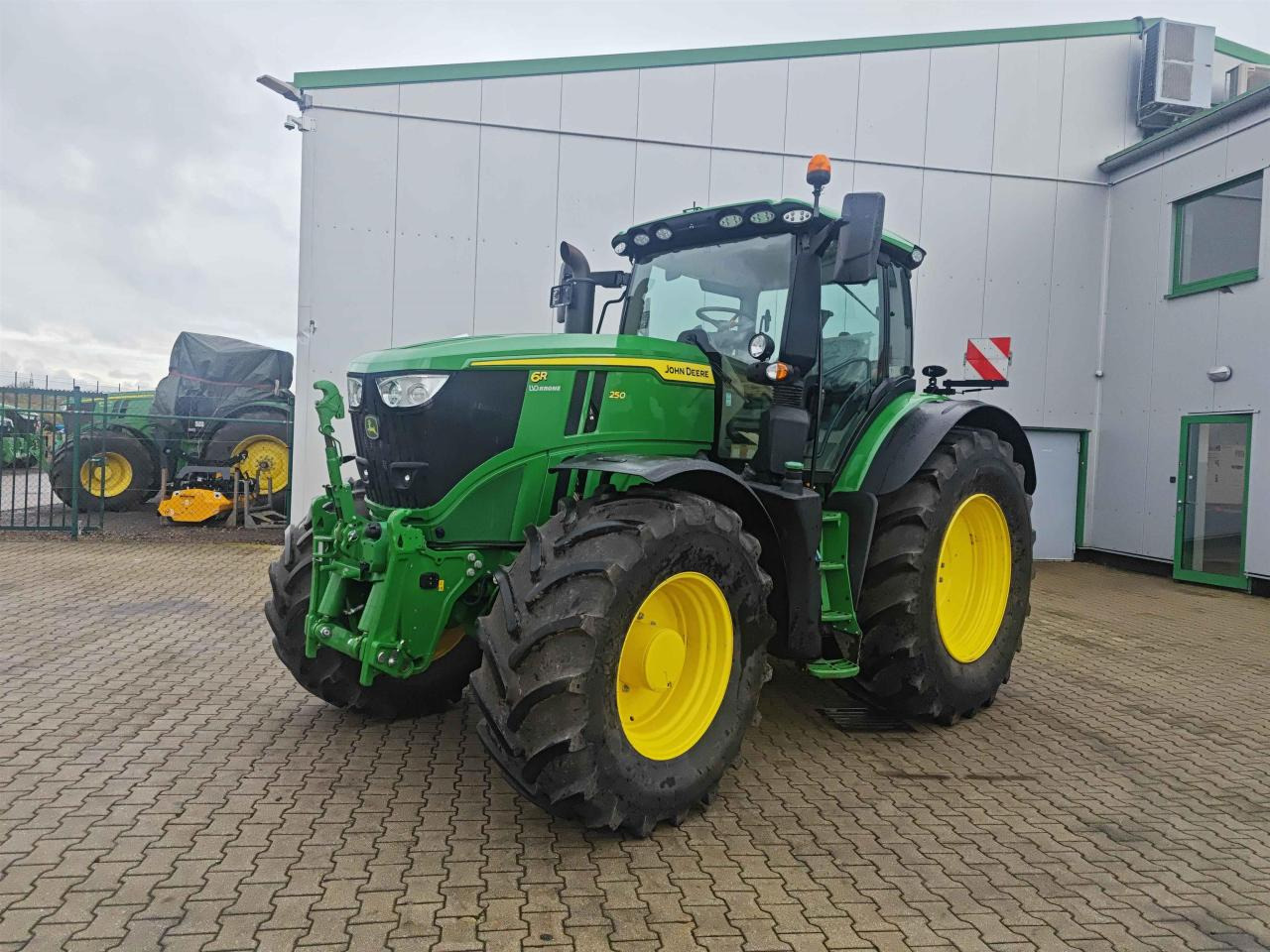 John Deere 6R 250 - Tracteur agricole: photos 1 John Deere 6R 250 - Tracteur agricole: photos 1