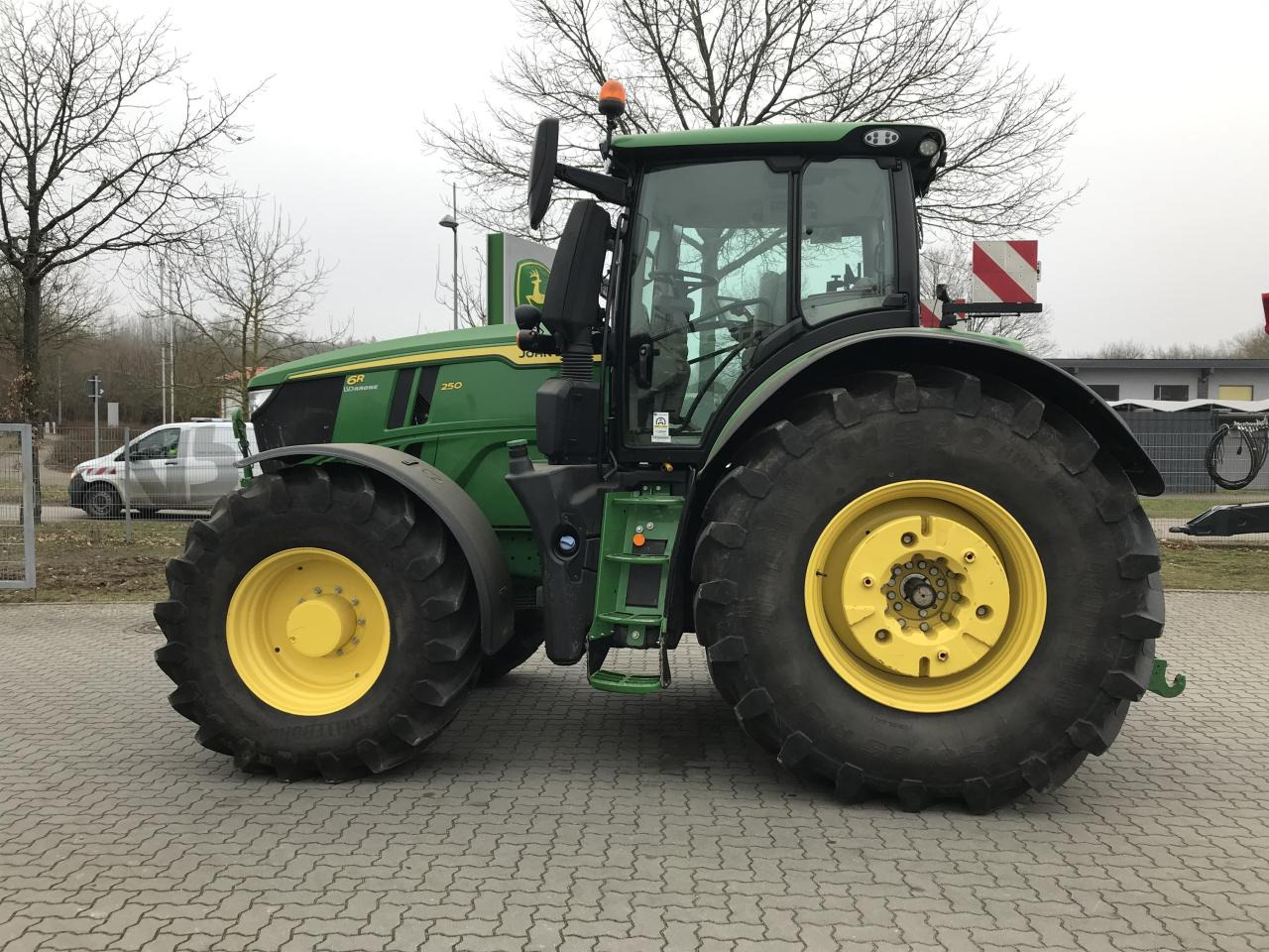 John Deere 6R 250 - Tracteur agricole: photos 1 John Deere 6R 250 - Tracteur agricole: photos 1