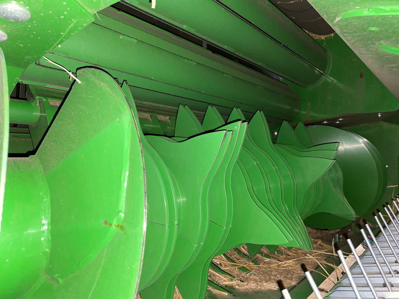 John Deere V451M MaxiCut 13 - Presse à balles rondes: photos 3 John Deere V451M MaxiCut 13 - Presse à balles rondes: photos 3