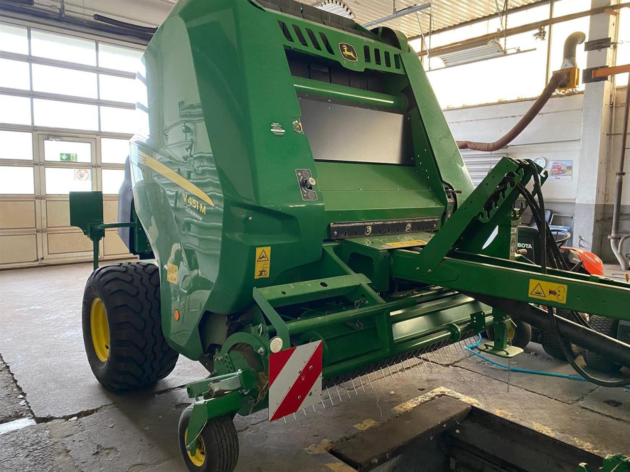 John Deere V451M MaxiCut 13 - Presse à balles rondes: photos 2 John Deere V451M MaxiCut 13 - Presse à balles rondes: photos 2