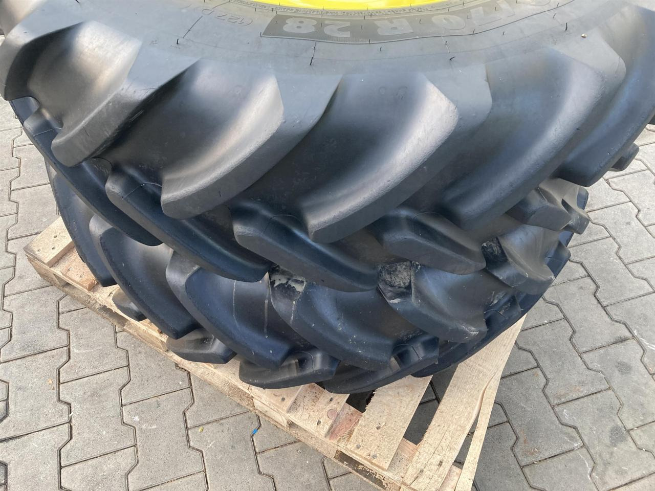 Michelin 380/70R28 - Pneu pour Machine agricole: photos 3 Michelin 380/70R28 - Pneu pour Machine agricole: photos 3