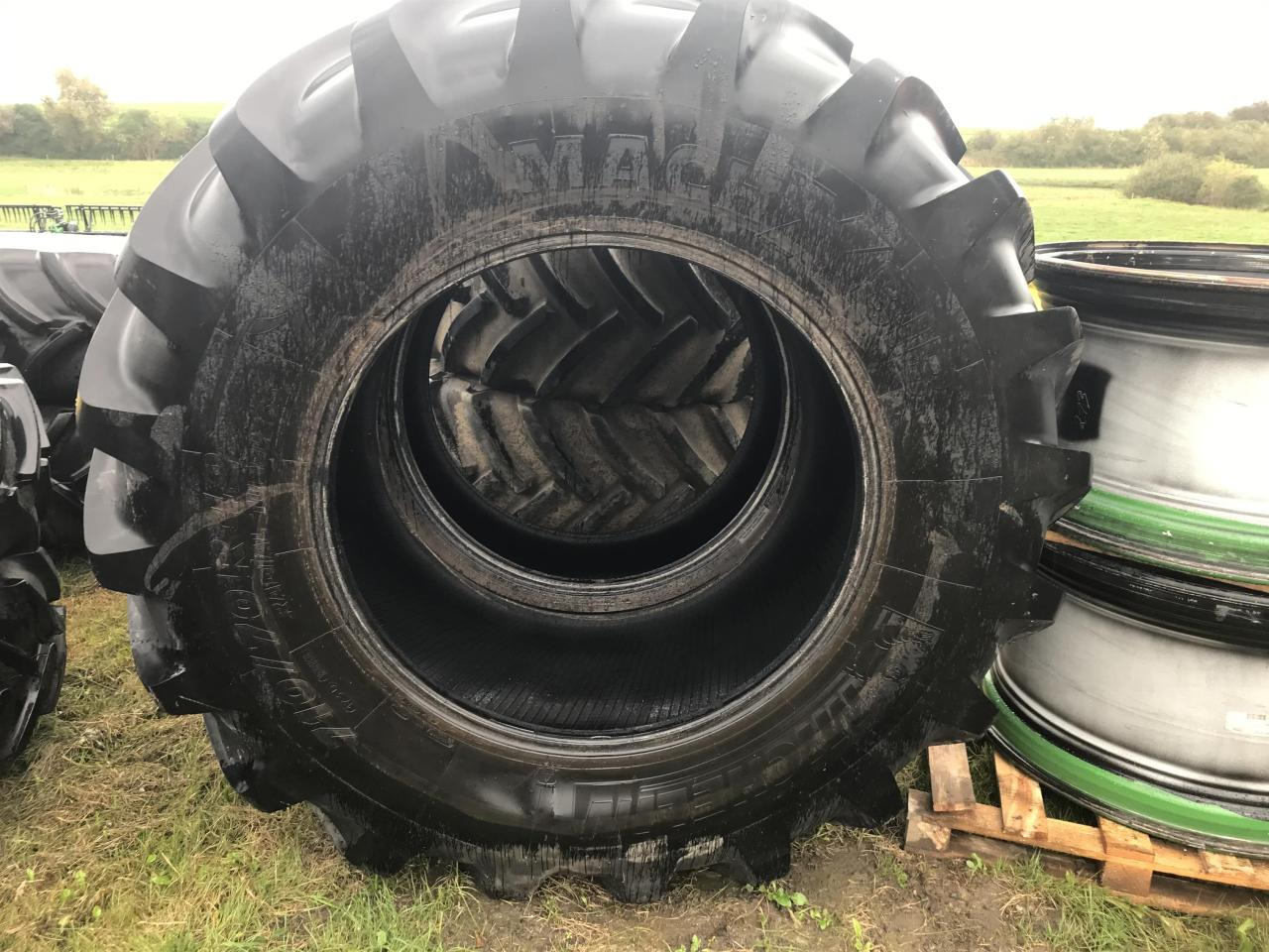 Michelin 710/70R42 - Pneu pour Machine agricole: photos 4 Michelin 710/70R42 - Pneu pour Machine agricole: photos 4