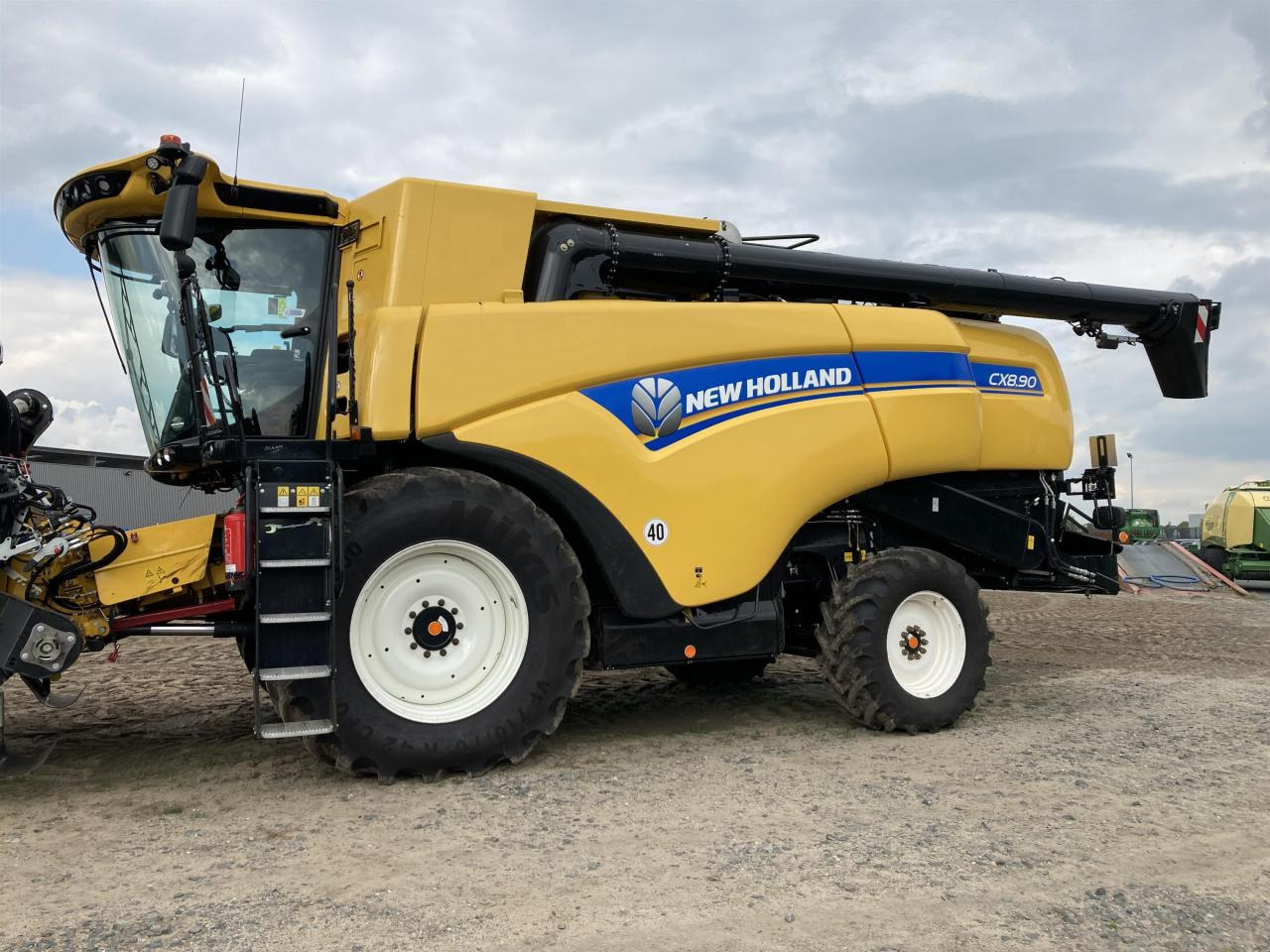 New Holland CX 8.90 - Moissonneuse-batteuse: photos 1 New Holland CX 8.90 - Moissonneuse-batteuse: photos 1